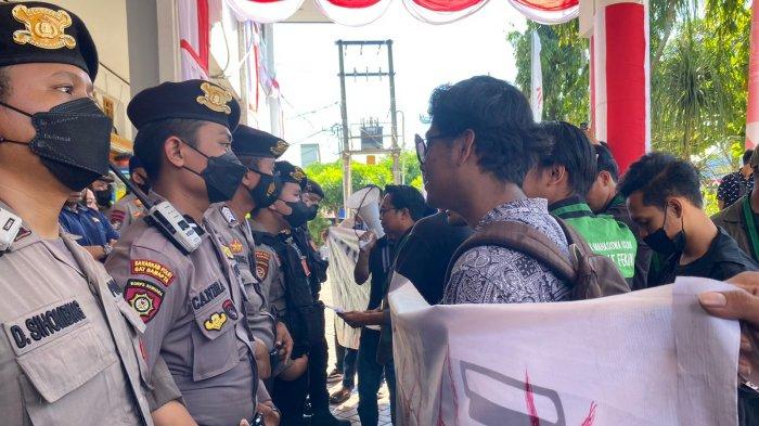 Aliansi Penyelamat Demokrasi Gelar Aksi Unjuk Rasa di DPRD Balikpapan ...