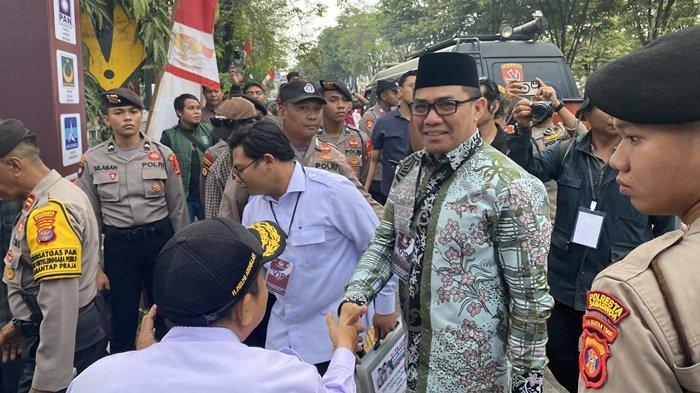 Pasangan calon Wali Kota dan Wakil Wali Kota Samarinda, Andi Harun-Syaefudin Zuhri saat tiba di KPU Samarinda, Kamis (29/8/2024) sore.