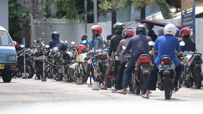 Ilustrasi antrean kendaraan roda dua di SPBU. 