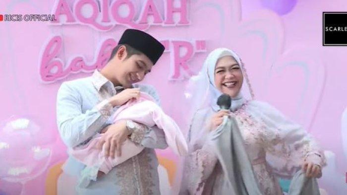 Aqiqah Anak Ria Ricis dan Teuku Ryan - Ria Ricis dan Teuku Ryan hari ini telah mengungkapkan nama lengkap anak pertamanya, yang ternyata terinsipirasi dari bahasa Polinesia dan Aceh.