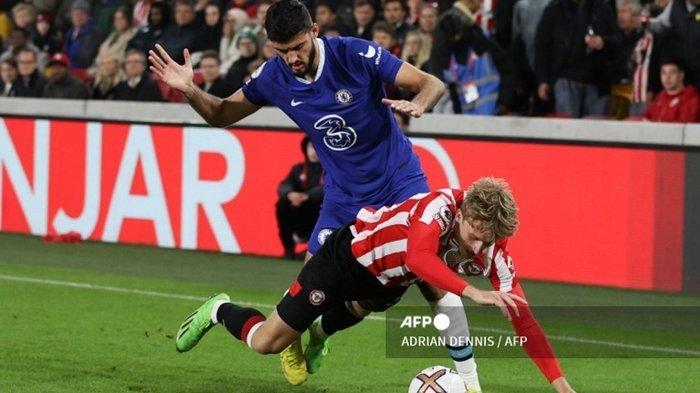 Striker Chelsea asal Albania, Armando Broja (atas). 