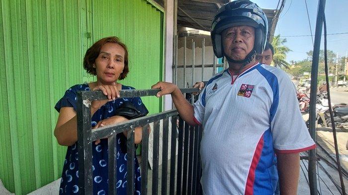 Ayu (daster biru) saat menceritakan kronologis musibah kebakaran di Ring Road III Samarinda, Sabtu (16/3/2024) pagi. Tak ada satupun harta benda yang bisa diselamatkan, ia meminta pemerintah menghilangkan pom mini.