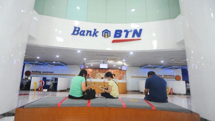 SEDANG TRANSAKSI - Nasabah PT Bank Tabungan Negara (Persero) Tbk. sedang bertransaksi di salah satu kantor cabang di Jakarta, Kamis (7/10/2021).