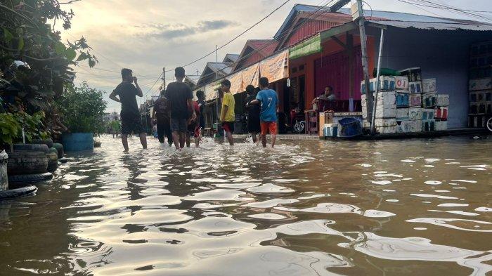 Banjir rob yang merendam pemukiman warga pesisir Berbas Pantai di Bontang Selatan.TRIBUNKALTIM.CO/ISMAIL USMAN