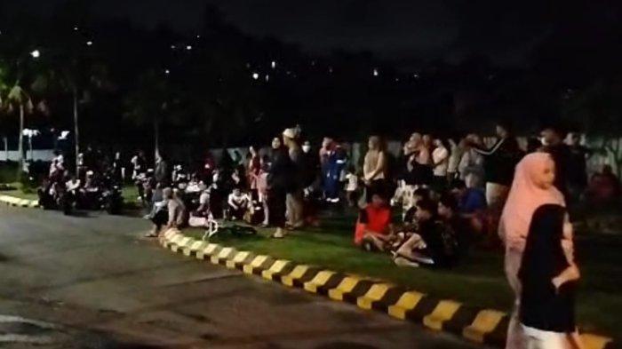 Sejumlah penghuni Apartemen Pertamina Balikpapan yang mengungsi keluar gedung karena kebakaran, Rabu (19/7/2023),TRIBUNKALTIM.CO/HO