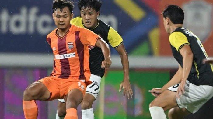 DIKEPUNG - Bek Borneo FC, Komang Teguh Trisnanda dikepung pemain Kaya FC Iloilo  pada pertandingan Grub B Asean Club Championship Series(ACC) di Stadion Kapten I Wayan Dipta Bali, Kamis (23/1/2025) . Mariano Peralta berkontribusi mencetak satu gol dan asist pada pertandingan yang dimenangkan Borneo FC 2-1. TRIBUNKALTIM.CO/HO/BORNEO FC SAMARINDA 