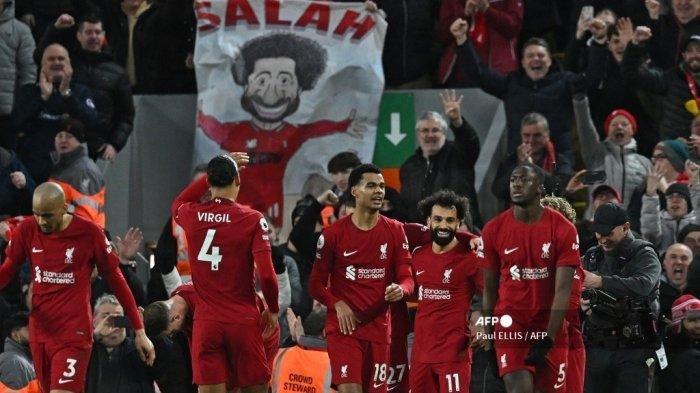 Berikut hasil akhir laga Liverpool vs Manchester United pada lanjutan pekan ke-26 Liga Inggris, Senin (6/3/2023). Setan Merah dibantai 7-0 di Anfield. Striker Liverpool Mesir Mohamed Salah (kanan tengah) merayakan dengan rekan setimnya setelah mencetak gol keempat mereka selama pertandingan sepak bola Liga Premier Inggris antara Liverpool dan Manchester United di Anfield di Liverpool, barat laut Inggris pada 5 Maret 2023.