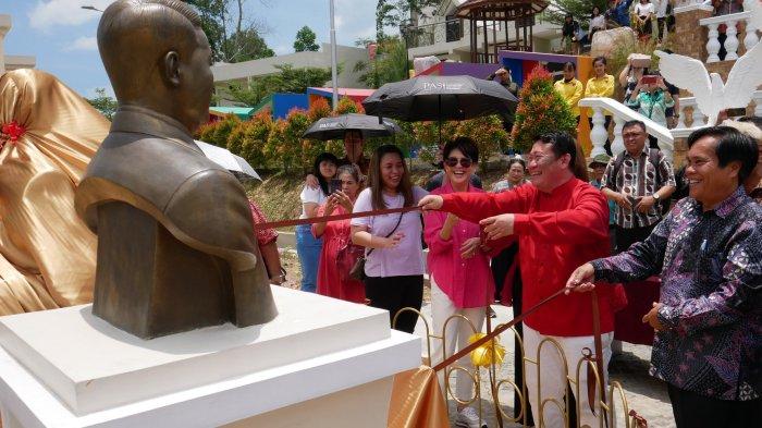 Pdt Hanna Asti Tanuseputra bersama Pdt Samuel Kusuma dan para Hamba Tuhan lainnya membuka selubung monumen.