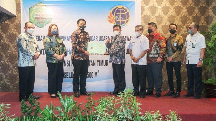 Bupati Mahulu Bonifasius Belawan Geh menerima secara simbolis sertifikat lahan Bandara Datah Dawai, Kecamatan Long Pahangai yang diserahkan Kepala BPN Kubar, Idrus Alaydrus di Hotel Aston Samarinda, Rabu (11/5/2022).