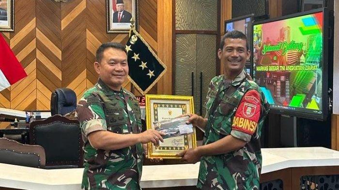 CERITA KRONOLOGIS KEJADIAN- Saat menghadap Jenderal TNI Dr. Dudung Abdurachman di Ruang Kerja Kasad, di Markas Besar Angkatan Darat, Selasa (24/1/2023), Kopka Azmiadi didampingi Dandim 0901/Samarinda Kolonel Arm Novi Herdian, S.H., M.M., menceritakan kronologis kejadian mogoknya truk tronton mengakibatkan terhambatnya arus lalu lintas di wilayah Gunung Manggah, Samarinda selama hampir 16 jam hingga dirinya berinisiatif menyewa ekskavator untuk mengevakuasi truk tersebut dengan menggadaikan motornya.TRIBUNKALTIM.CO/HO/DISPENAD