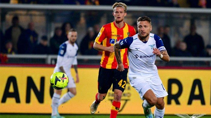 Ciro Immobile mengejar bola dalam pertandingan Liga Italia Serie A antara Lecce vs Lazio di Stadion Via del Mare, Rabu (4/1/2023). Dalam pertandingan tersebut Lazio kalah 1-2.