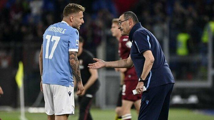 Maurizio Sarri saat melatih Lazio memberikan instruksi kepada penyerang Ciro Immobile pada pertandingan Liga Italia Serie A.