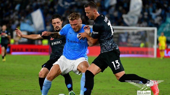 Striker Lazio Ciro Immobile dikepung pemain Napoli pada laga Liga Italia Serie A di Stadion Olimpico Roma, Minggu (4/9/2022). Laga Lazio vs Napoli berakhir dengan skor 1-2.