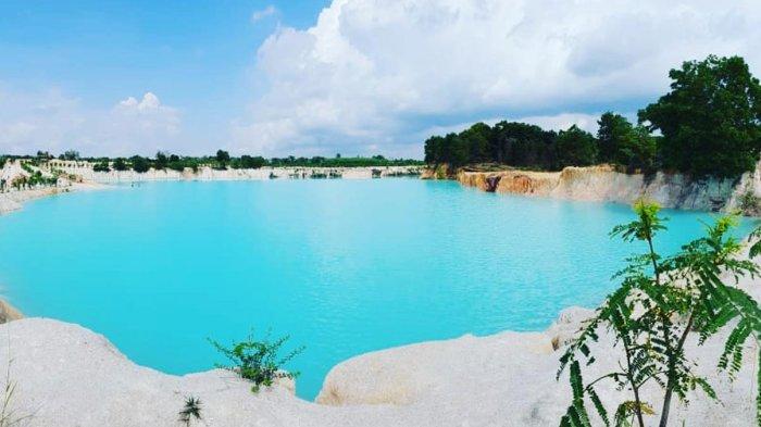 DANAU BIRU - Danau Biru di Kepulauan Riau menawarkan pemandangan unik yang pastinya Instagramable. Danau ini memiliki air berwarna biru muda yang memanjakan mata. Menariknya, Danau Biru terletak di tengah bukit berpasir putih.