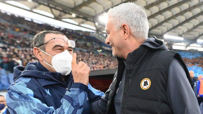 Maurizio Sarri dan Jose Mourinho dalam Derby Roma musim lalu.