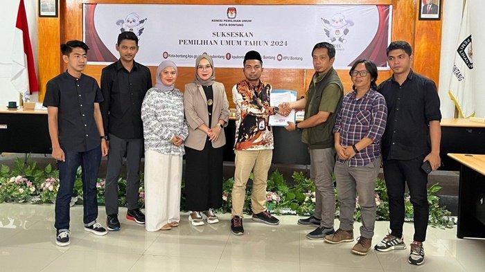 Divisi Teknis Penyelenggara KPU Bontang, Acis Maidy Muspa (kopiah hitam) menerima dokumen pendaftaran pasangan perseorangan Basri Rase-Chusnul Dhihin yang diserahkan oleh perwakilan tim pemenangan Basri-Chusnul, Jasman Japar yang disaksikan Komisioner Bawaslu Ismail Usman dan Komisioner KPU lainnya, Sabtu (25/5/2024).