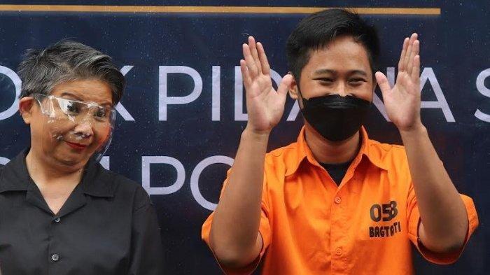 Doni Salmanan (kanan) saat akan dihadirkan pada rilis di Mabes Polri, Jakarta Selatan, Selasa (15/3/2022).
