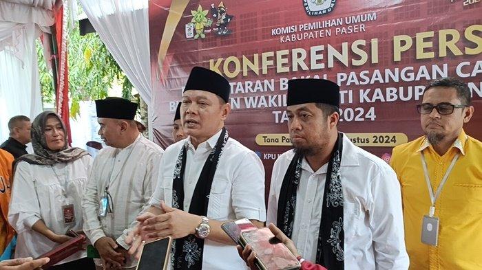 Fahmi Fadli-Ikhwan Antasari saat konferensi pers usai melakukan pendaftaran di KPU Paser, Rabu (28/8/2024).
 