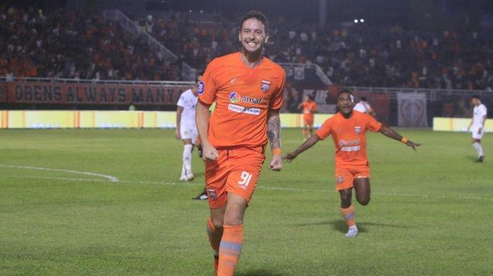 SELEBRASI-Striker Borneo FC, Felipe Cadenazzi bersama Terens Puhiri selebrasi seusai membobol gawang Persik pada pertandingan Liga 1  di Stadion Segiri Samarinda Kalimantan Timur, Kamis (2/11/2023).Felipe Cadenazzi cetak hatrick gol bungkam Persik 3-0.TribunKaltim.co/Nevrianto Hardi Prasetyo