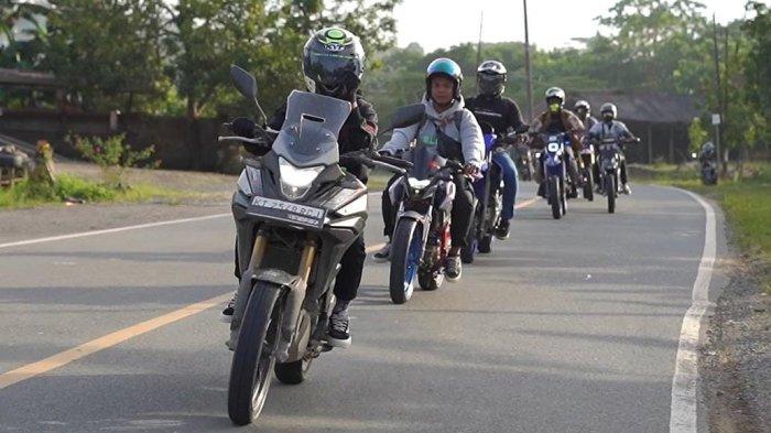 Foto kegiatan mengendara bermotor jarak jauh.