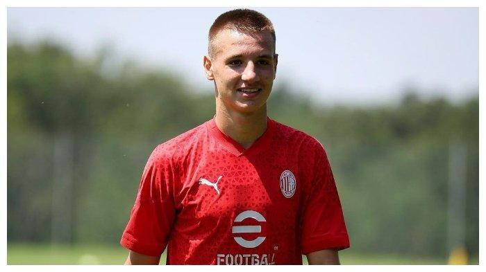 Francesco Camarda, striker 15 tahun milik AC Milan yang menerima nomor punggung keramat 9 warisan Pippo Inzaghi.