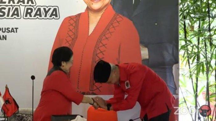 Ganjar Pranowo diberikan kopiah oleh Ketua Umum PDIP, Megawati Soekarnoputri usai ditunjuk menjadi capres 2024 dari PDIP.