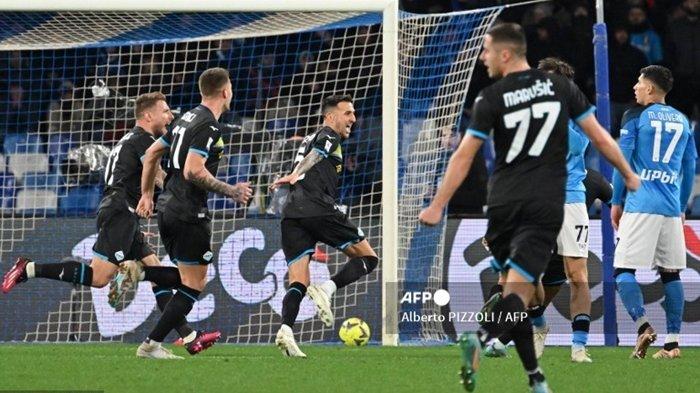 Gelandang Lazio asal Uruguay Matias Vecino (tengah) merayakan setelah membuka skor pada laga Serie A Italia antara Napoli vs Lazio di stadion Diego-Maradona, Sabtu (4/2/2023). (Alberto PIZZOLI / AFP)