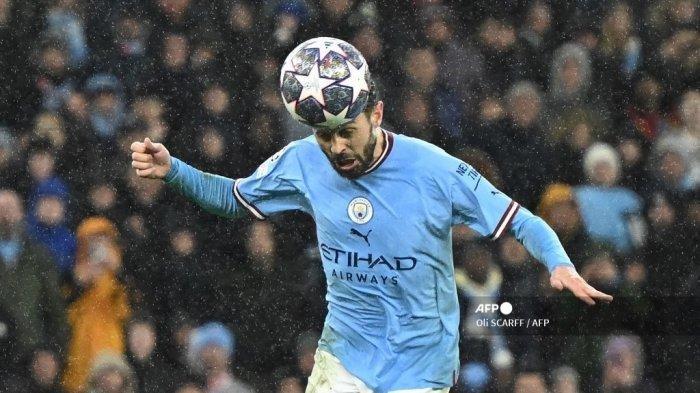 Gelandang Manchester City asal Portugal Bernardo Silva menanduk gol kedua mereka selama perempat final Liga Champions UEFA, pertandingan sepak bola leg pertama antara Manchester City dan Bayern Munich di Stadion Etihad di Manchester, barat laut Inggris, pada 11 April 2023. Man City unggul dengan skor 2-0 pada leg kedua Liga Champions kontra Real Madrid di Stadion Etihad, Kamis (18/5/2023) dinihari.