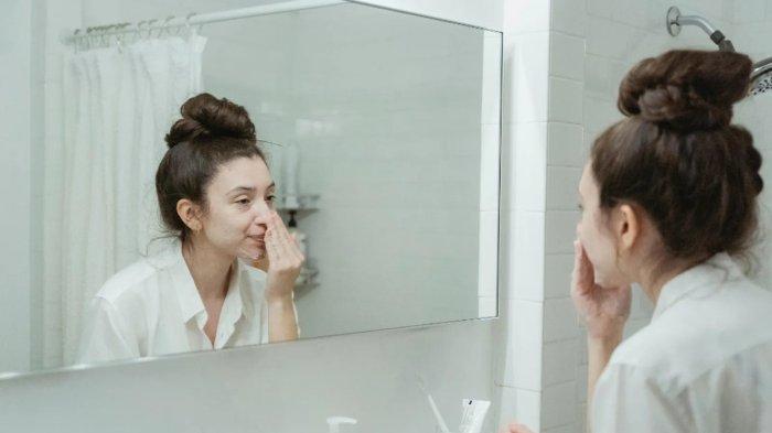 EKSFOLIASI - Ilustrasi. Perawatan dengan peeling dianjurkan sebulan sekali untuk eksfoliasi. Tujuannya untuk membuka sumbatan komedo serta mengangkat sel kulit mati.