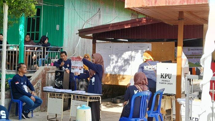 Perhitungan suara di TPS Kutai Timur.