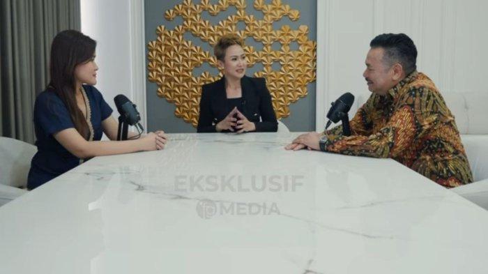 Tangkapan layar penampilan perdana Jesscia Wongso bersama Otto Hasibuan dalam podcast Fristian Griec Media Official.