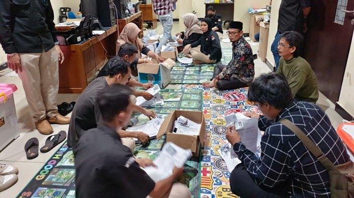 KPU Berau saar menghitung suara calon mandiri di kantor KPU.