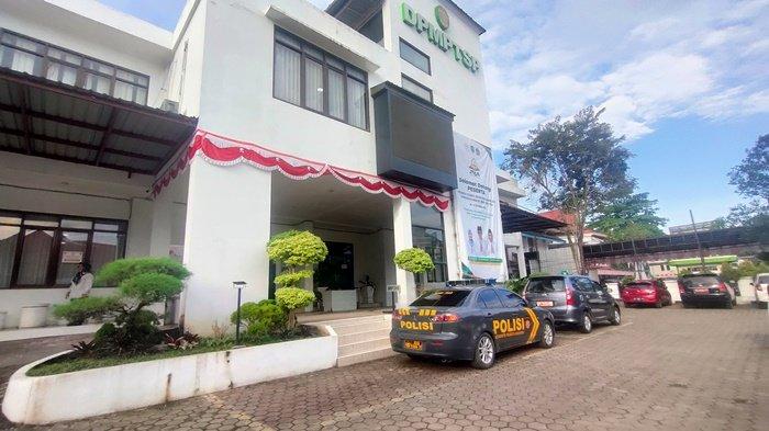 Kantor DPMPTSP Kaltim di Jalan Basuki Rahmat Nomor 56. Kelurahan Pelabuhan, Samarinda Kota digeledah KPK, Rabu (25/9/2024) sore.