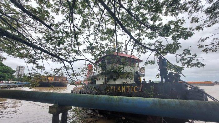 Kapal TB Atlantic dan Tongkangnya Indomarina 3002 yang diduga menabrak pipa intake PDAM di Jalan Gajah Mada, Samarinda, Senin (3/7/2023).TRIBUNKALTIM.CO/RITA LAVENIA