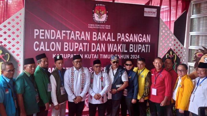 Kasmidi Bulang -Lulu Kinsu saat menggelar konferensi pers usai daftar Pilkada 2024 di KPU Kutai Tiur, Rabu (28/8/2024).