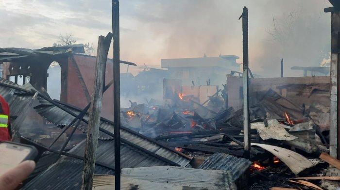 Kebakaran yang terjadi di kawasan permukiman warga di Gang Amal, Jalan Pemuda, Tanjung Redeb, Kabupaten Berau, telah berhasil dijinakan, Jumat (23/6/2023). TRIBUN KALTIM.CO/MUHAMMAD RIDUAN