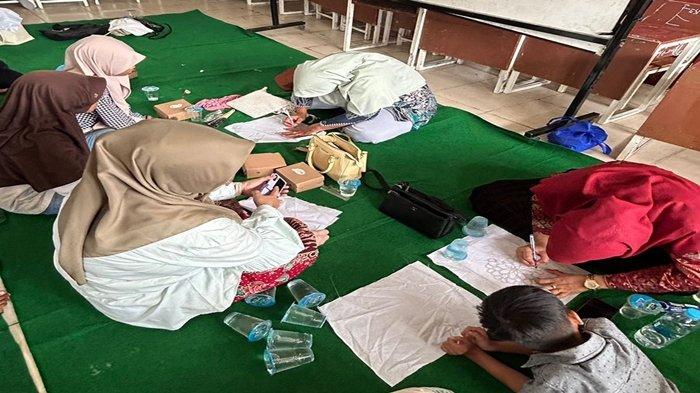 Kegiatan membatik untuk anak putus sekolah yang dilaksanakan di Desa Tepian Langsat Kutai Timur