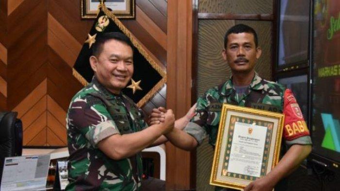 Kepala Staf Angkatan Darat (KSAD) Jenderal TNI Dudung Abdurachman bersama Babinsa Koramil 02/Sungai Pinang Kodim 0901/ Samarinda Kopral Kepala (Kopka) Azmiadi di Ruang Kerja KSAD di Markas Besar Angkatan Darat pada Selasa (24/1/2023)