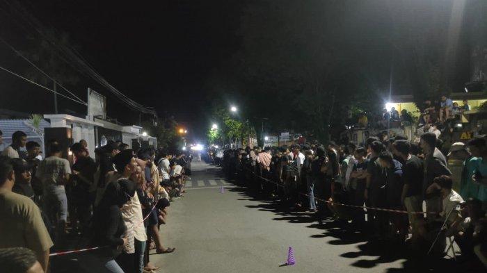 Ilustrasi kerumunan penonton yang menyaksikan perlombaan balap lari. 