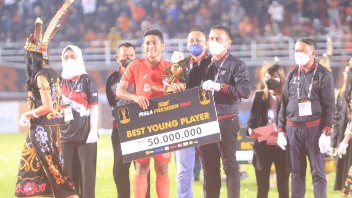 PIALA PRESIDEN 2024 - Ketua Umum Persatuan Sepakbola Seluruh Indonesia (PSSI) Mochamad Iriawan serahkan penghargaan kepada M Fajar Fathurrahman pemain Borneo FC Samarinda, yang meraih pemain muda terbaik Piala Presiden 2022, di Stadion Segiri Samarinda, Minggu (17/7/2022).