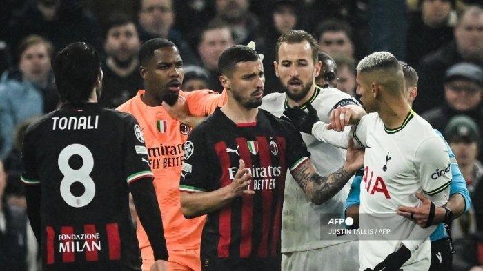 (dari kiri ke-2) Kiper Prancis AC Milan Mike Maignan, gelandang AC Milan asal Bosnia Rade Krunic, striker Inggris Tottenham Hotspur Harry Kane dan striker Brasil Tottenham Hotspur Richarlison berdebat selama babak 16 besar pertandingan sepak bola leg kedua Liga Champions UEFA antara Tottenham Hotspur dan Milan AC di Stadion Tottenham Hotspur di London pada 8 Maret 2023.