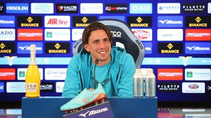 Pemain anyar Lazio Luca Pellegrini berbicara pada konferensi pers perdananya jelang pertandingan leg kedua playoff UECL antara CFR Cluj vs Lazio.