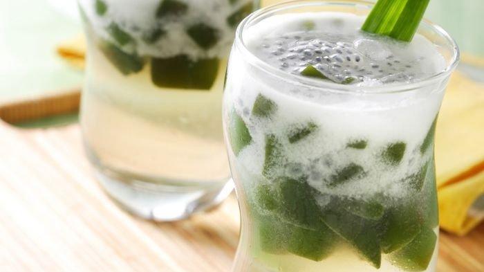 Kuah santan yang gurih dalam resep es cincau hijau ini langsung bikin gerah hilang.