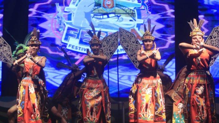 TARI PEDALAMAN - Ilustrasi penampilan peserta tari pedalaman di panggung Festival Mahakam Lapangan GOR Segiri, Jalan Kesuma Bangsa, Kota Samarinda, Provinsi Kalimantan Timur, Sabtu (5/11/2022) malam.