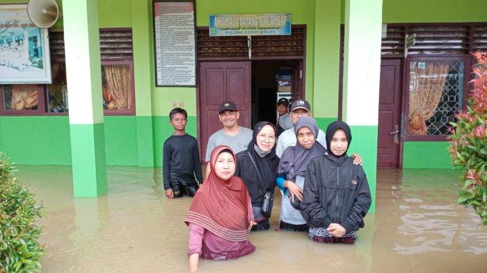 Sejumlah sekolah yang terendam banjir di Kecamatan Long Kali, Kabupaten Paser, Kalimantan Timur. .