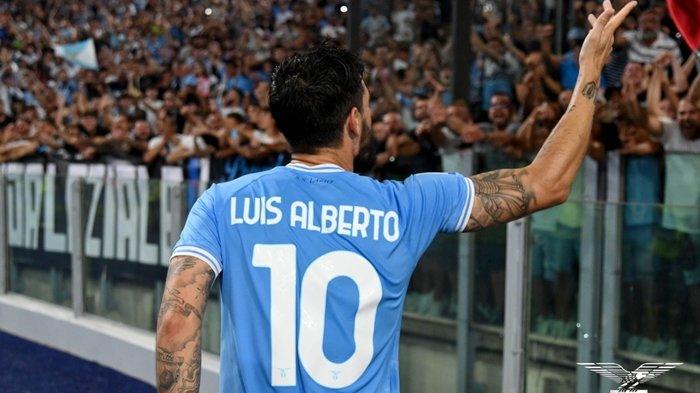 Luis Alberto merayakan golnya dengan penonton pada laga Lazio vs Inter Milan pekan ketiga Liga Italia Serie A, Sabtu (27/8/2022) dini hari WIB. Pertandingan tersebut dimenangkan Lazio dengan skor 3-1.