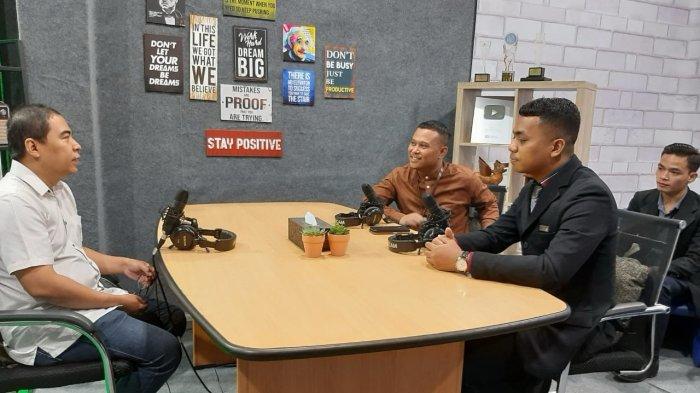 Andi Kusmianto, Head of Public Relation Midtown Indonesia (kemeja cokelat) didampingi Deni Muis Sales Executive dan Andreano Arnold, Public Relation Midtown Xpress Balikpapan, berbincang dengan M Eko Wahyu Advertising Manager Tribun Kaltim di Studio Digital Activity.