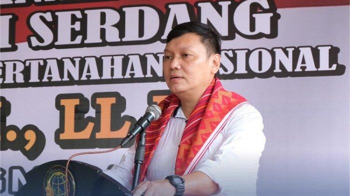 Mantan Wakil Menteri ATR/Wakil Kepala BPN Surya Tjandra saat menyerahkan sertifikat di Desa Tigajuhar, Deli Serdang, Provinsi Sumatera Utara.