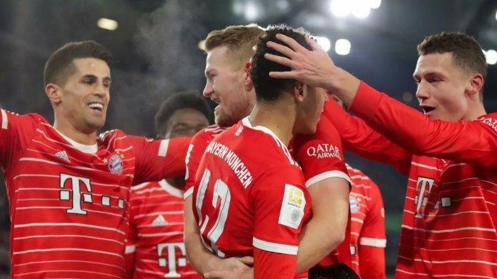 HASIL BUNDESLIGA - Matthijs de Ligt memeluk Jamal Musiala, dengan Joao Cancelo (kiri) dan Benjamin Pavard (kanan). Dalam Matchday 19 Bundesliga di Volkswagen Arena, Bayern Munich menaklukkan VfL Wolfsburg dengan skor 4-2, Minggu (5/2/2023) malam waktu setempat.