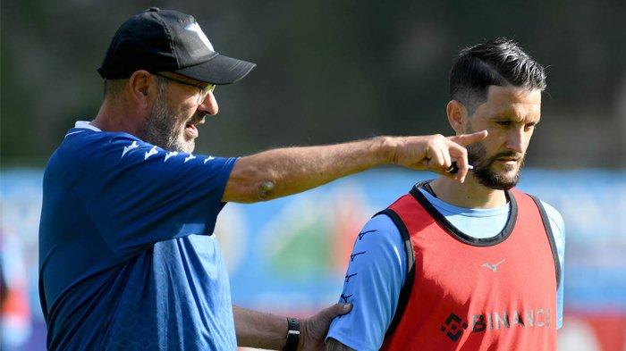 Maurizio Sarri dan Luis Alberto dalam suasana latihan pramusim Lazio.